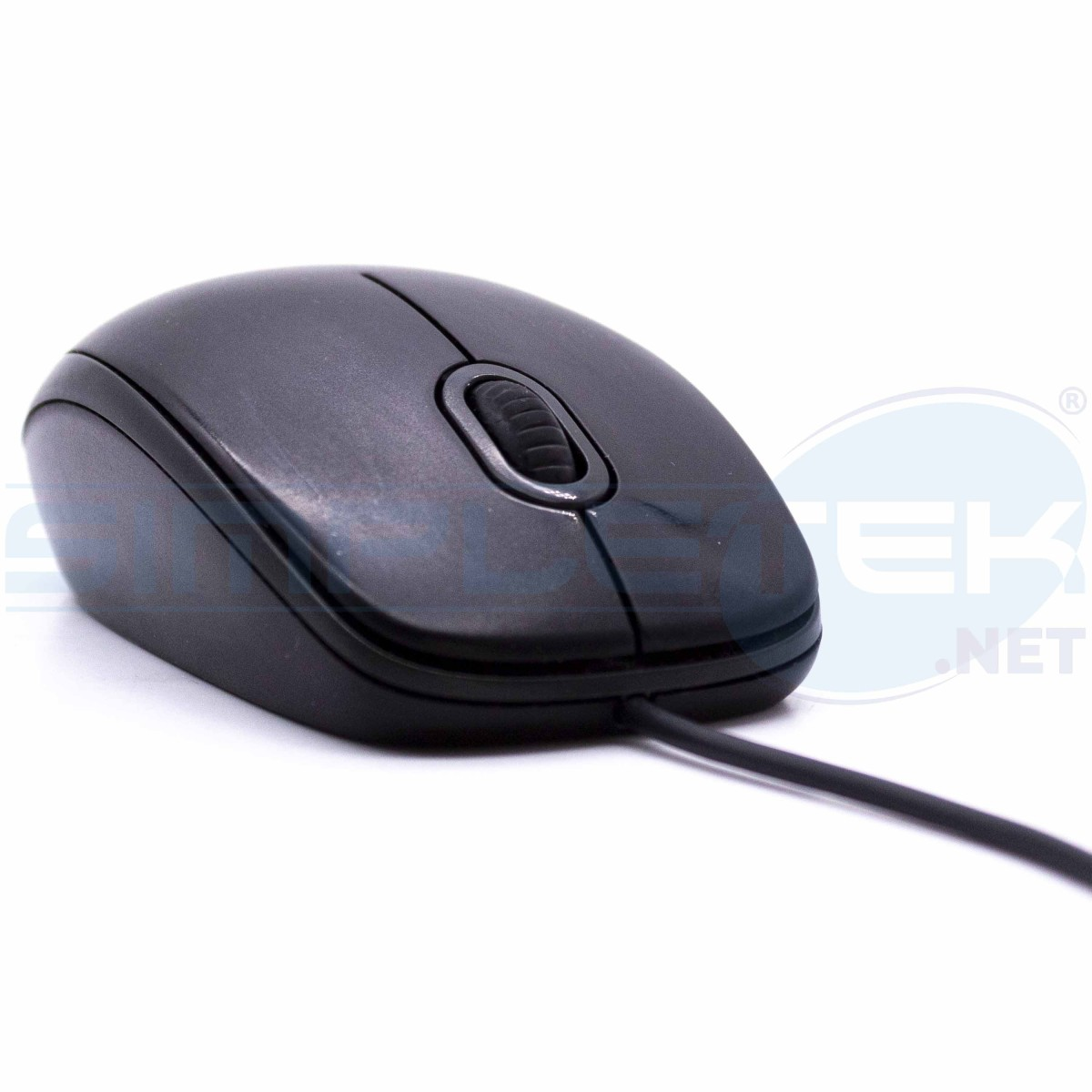 Un mouse per computer nero con rotella di scorrimento e cavo, ripreso da un angolo basso su sfondo bianco.