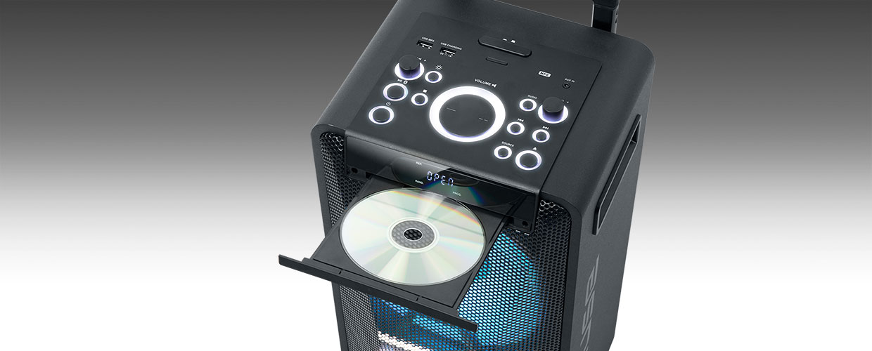 Altavoz de fiesta negro visto desde arriba, con bandeja de CD abierta y panel de control iluminado.