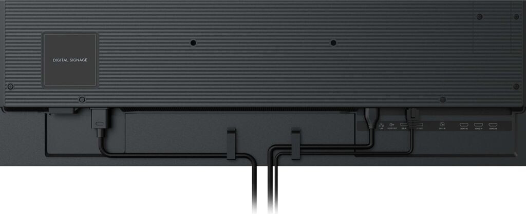 La parte trasera de una pantalla de señalización digital negra con cables conectados y varios puertos.