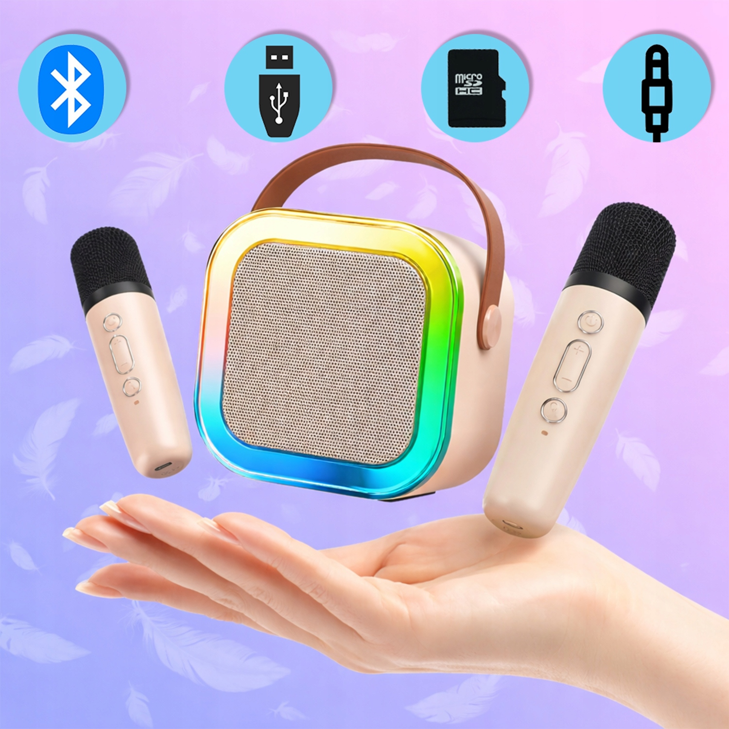 Przenośny głośnik i dwa mikrofony nad otwartą dłonią, z ikonami Bluetooth, USB, karty SD i wejścia audio u góry.