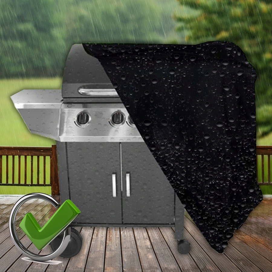 Grill gazowy przykryty czarnym wodoodpornym pokrowcem w deszczu, z zieloną ikoną ptaszka na pierwszym planie.