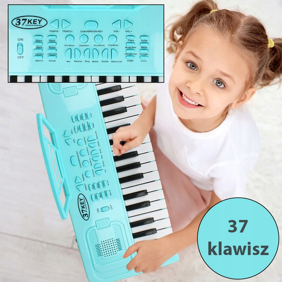 Uśmiechnięta dziewczynka gra na jasnoniebieskim keyboardzie elektronicznym z 37 klawiszami.