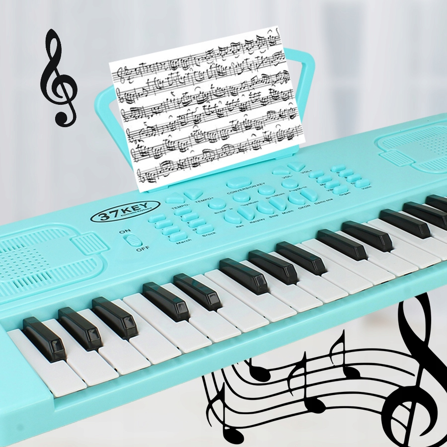 Jasnoniebieski keyboard dla dzieci z 37 klawiszami, pulpit na nuty, nuty i czarne symbole muzyczne na białym tle.
