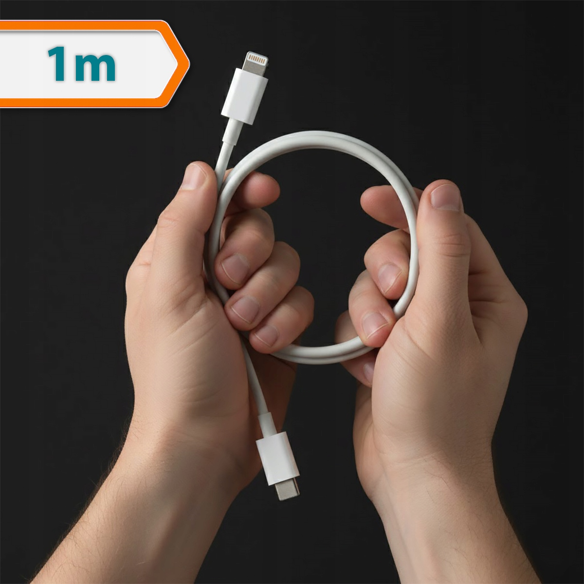 Ręce trzymające biały kabel ładujący na czarnym tle z znacznikiem 1m.