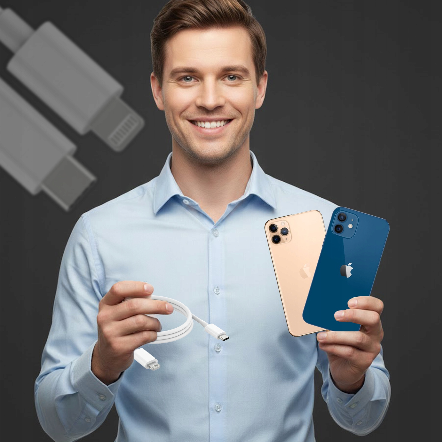 Uśmiechnięty mężczyzna w niebieskiej koszuli trzyma dwa smartfony i kabel.