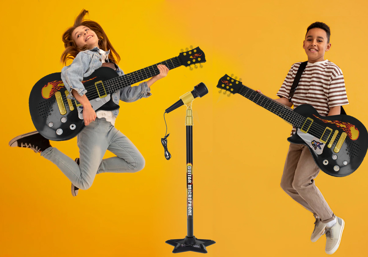 Dwoje dzieci skacze z zabawkowymi gitarami obok mikrofonu na żółtym tle.