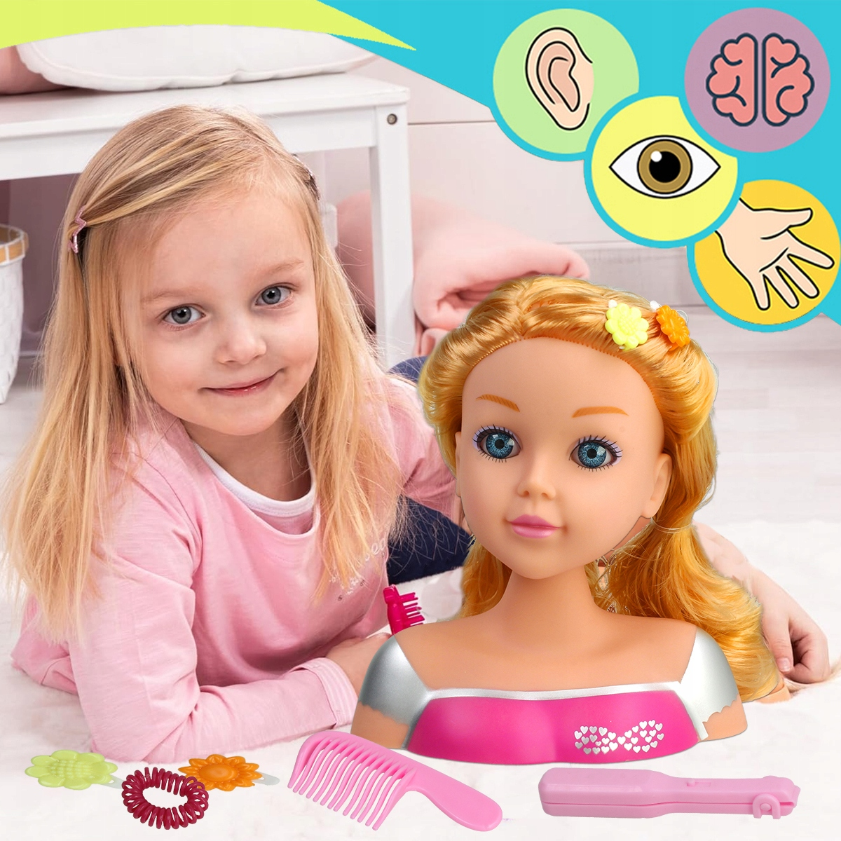 Blond dziewczynka leży na podłodze obok popiersia lalki do stylizacji z grzebieniem i spinkami.