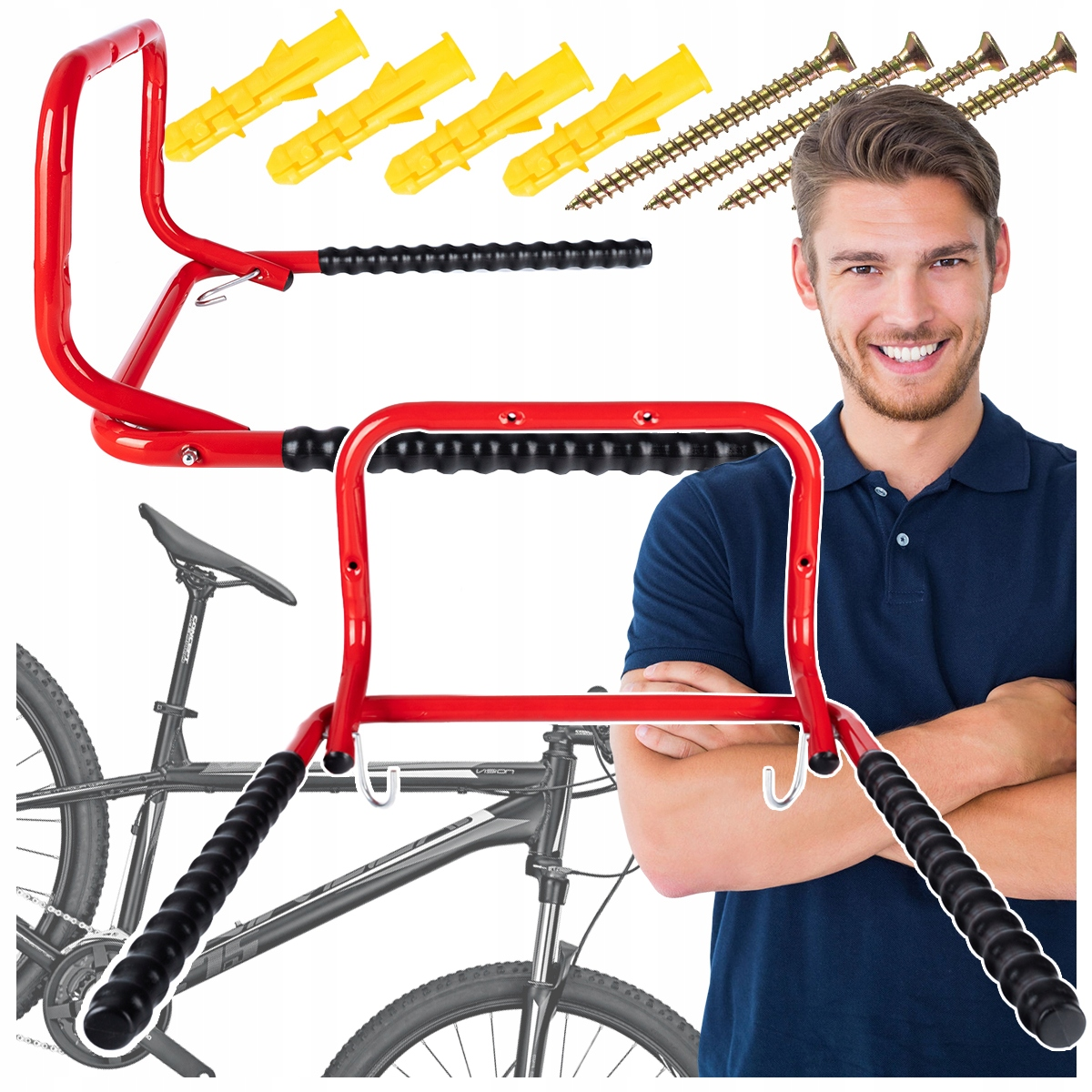 Uśmiechnięty mężczyzna z czerwonym wieszakiem ściennym na rower, śrubami i rowerem w tle.