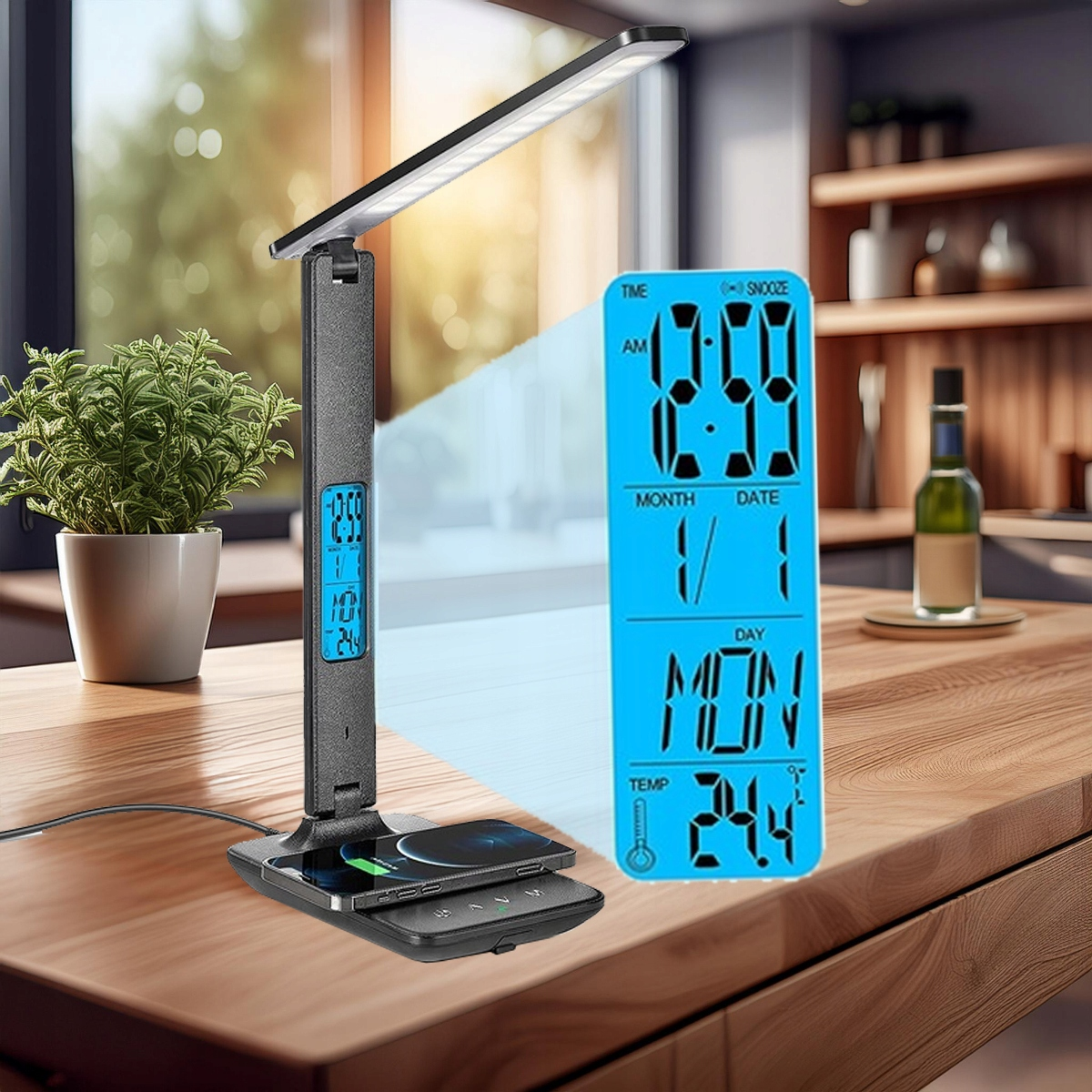 Lampa biurkowa z projekcją czasu, zintegrowanym wyświetlaczem i ładowarką do telefonu na drewnianym stole.