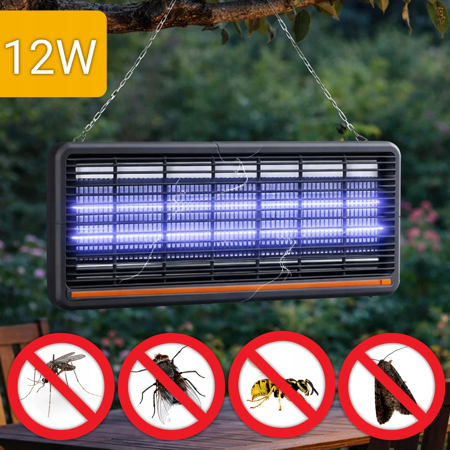 Wisząca pułapka na owady ze światłem UV na komary, muchy, osy i mole na tle ogrodu.