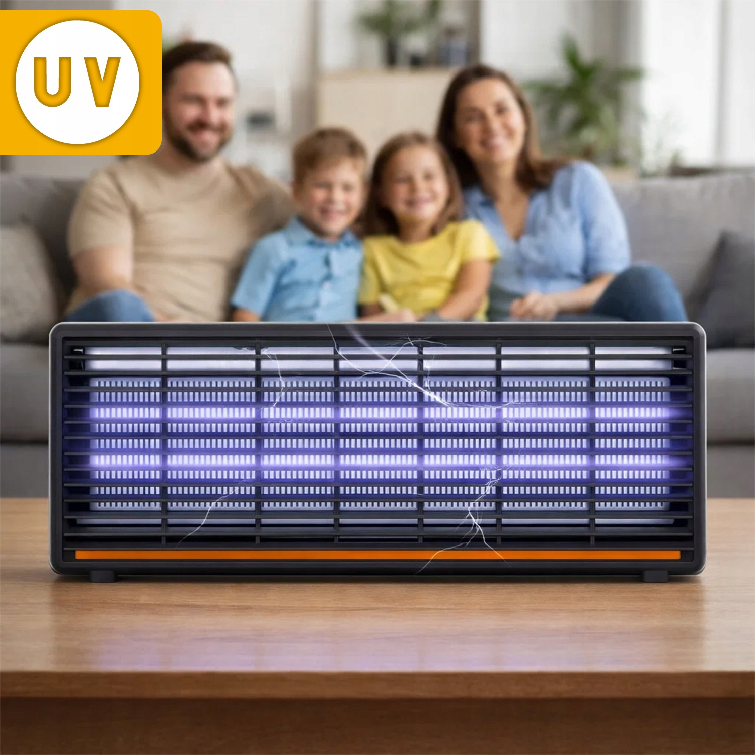 Lampa owadobójcza UV na drewnianym stole z uśmiechniętą rodziną na kanapie w rozmytym tle.