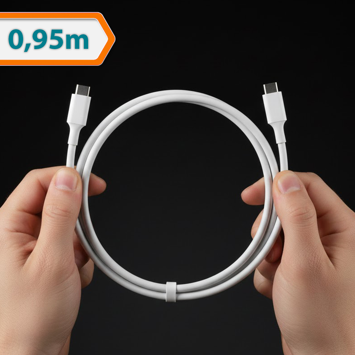 Dwie dłonie trzymają zwinięty biały kabel USB-C na czarnym tle z etykietą 0,95m.