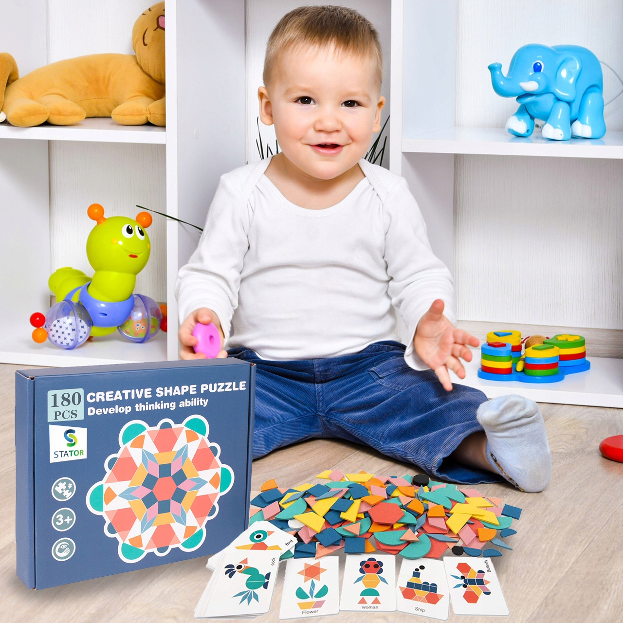 Maluch siedzi przed kreatywnymi puzzlami, w otoczeniu kolorowych drewnianych klocków i zabawek.