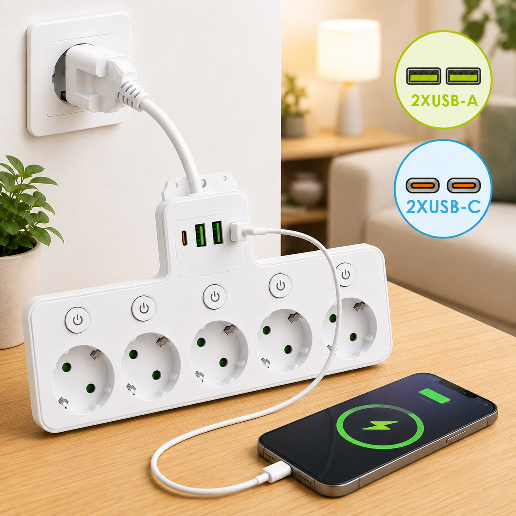 Biała listwa zasilająca z pięcioma gniazdami i portami USB ładuje smartfon na drewnianym biurku.