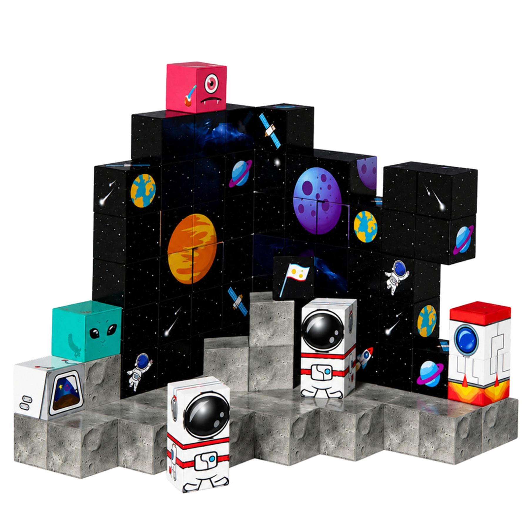 Układane klocki tworzą scenę kosmiczną z astronautami, rakietami, powierzchnią księżyca i kolorowymi planetami.