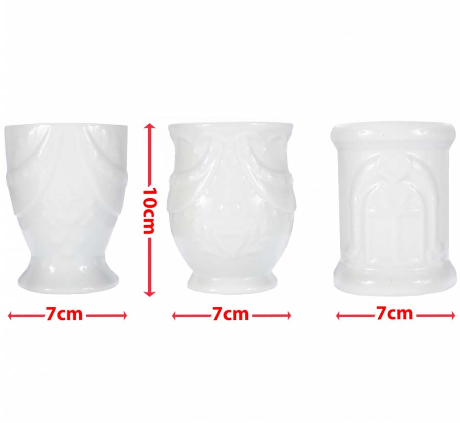 Trzy białe ceramiczne doniczki z wytłoczonymi wzorami, z czerwonymi wskaźnikami wysokości (10cm) i szerokości (7cm).