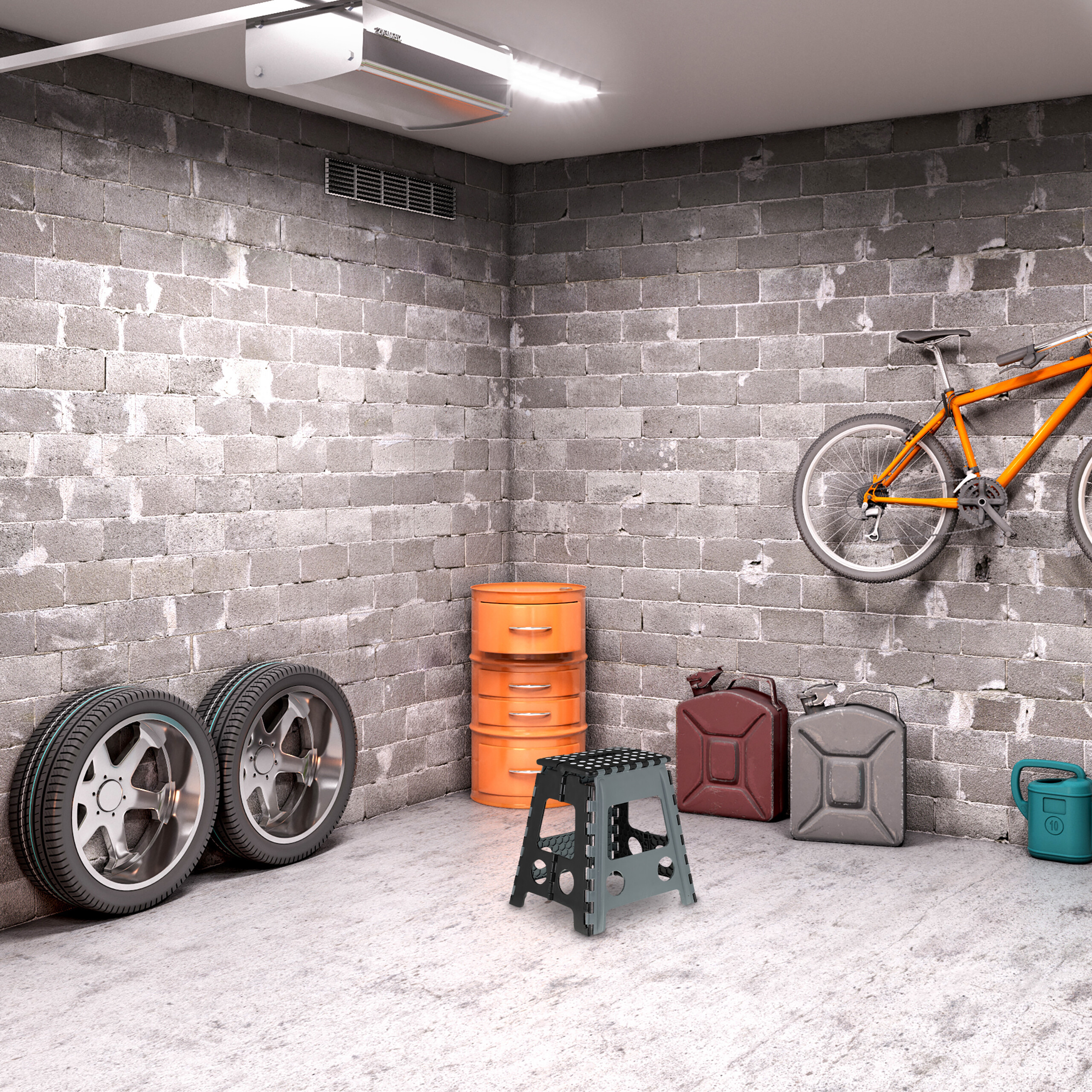 Garageninneres mit grauen Betonblockwänden, einem hängenden orangefarbenen Fahrrad, Reifen, Kanistern und einem Hocker.
