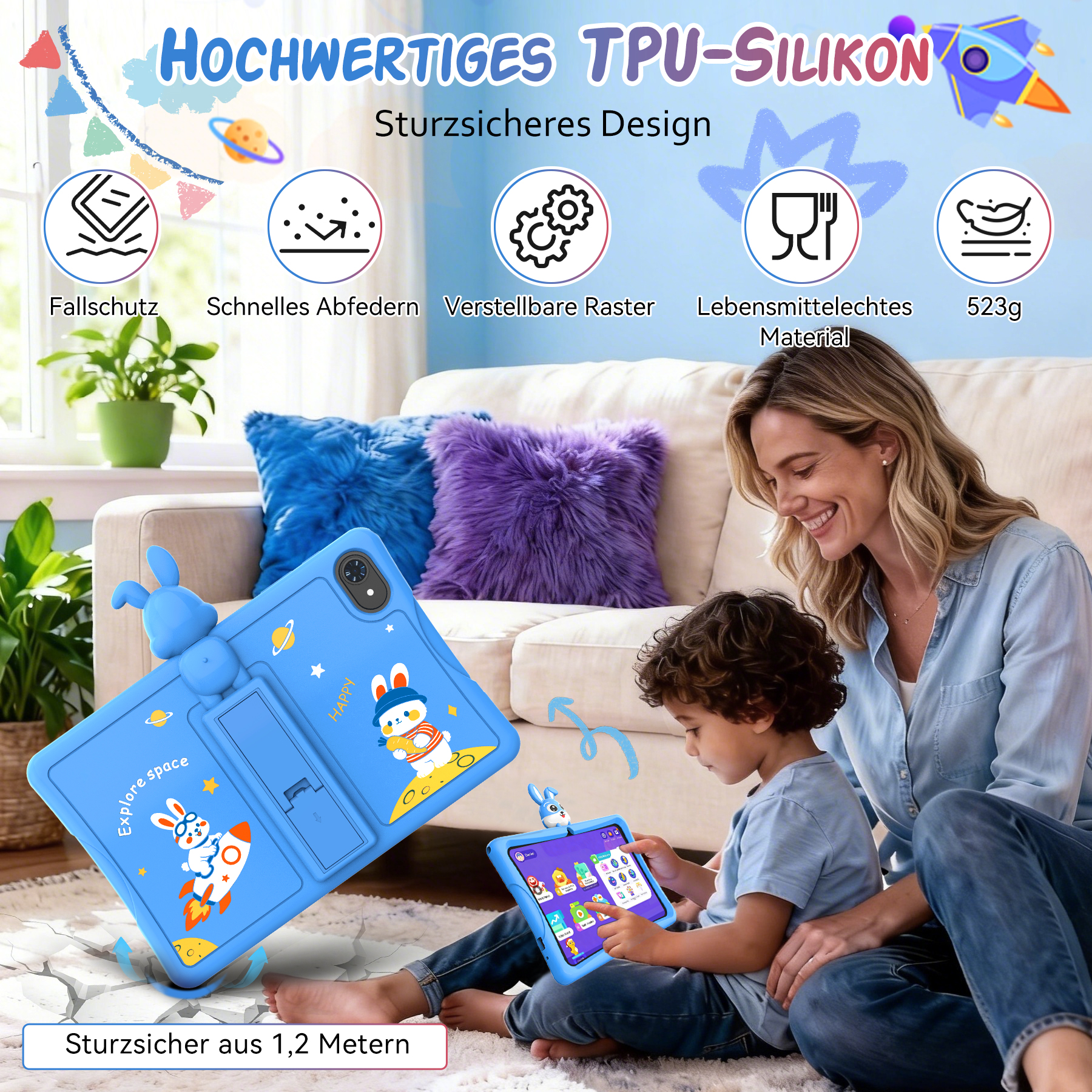 Eine Mutter und ein Kind sitzen auf einem Teppich und benutzen ein hellblaues Tablet mit Hasen-Hülle und Icons.