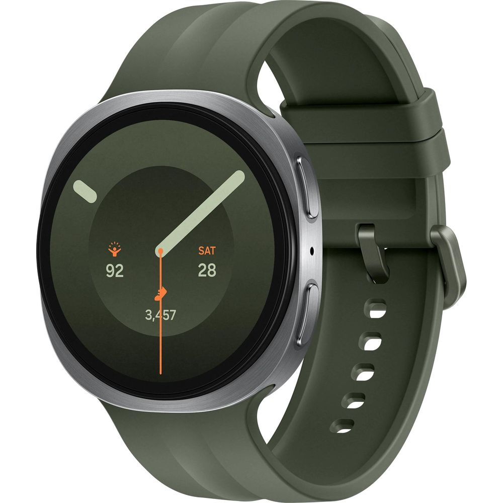 Eine runde grüne Smartwatch mit silbernem Rand und digitalem Display für Schritte, Datum und Werte.