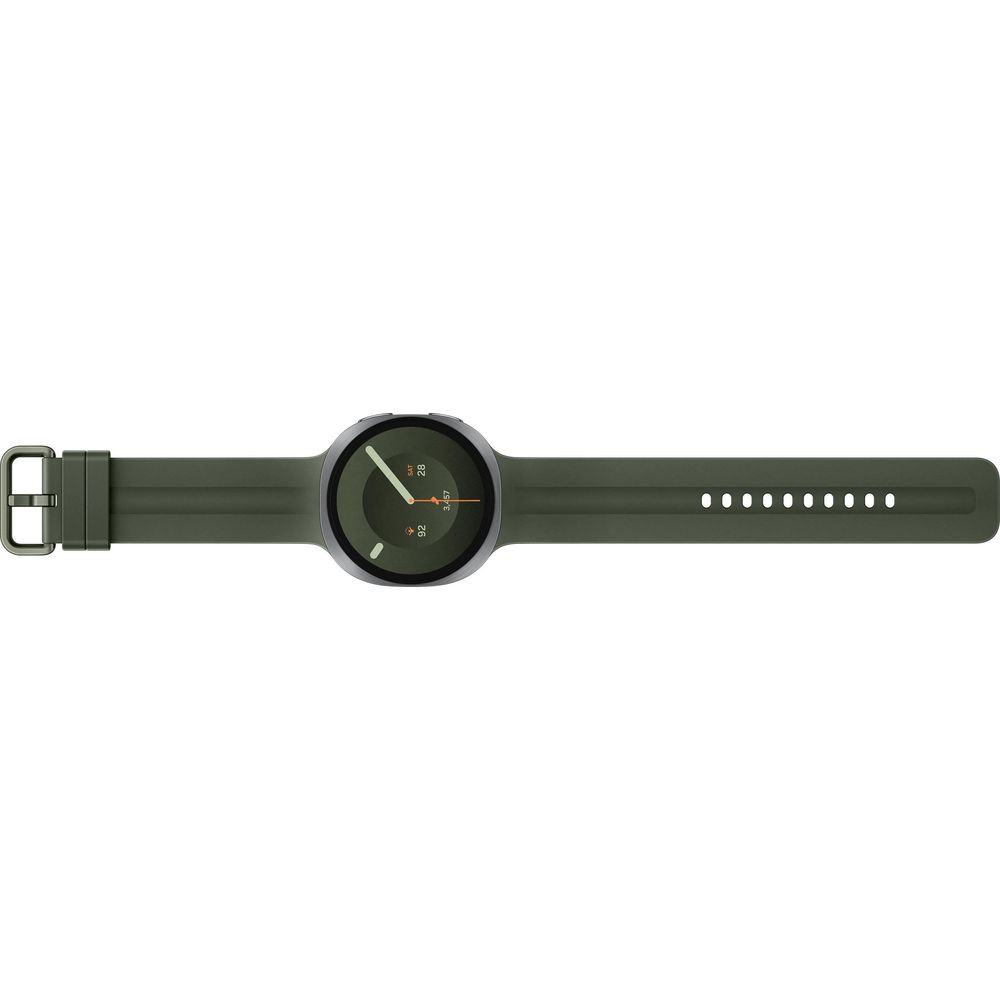 Olivgrüne Smartwatch mit rundem digitalen Zifferblatt und passendem Silikonarmband vor weißem Hintergrund.
