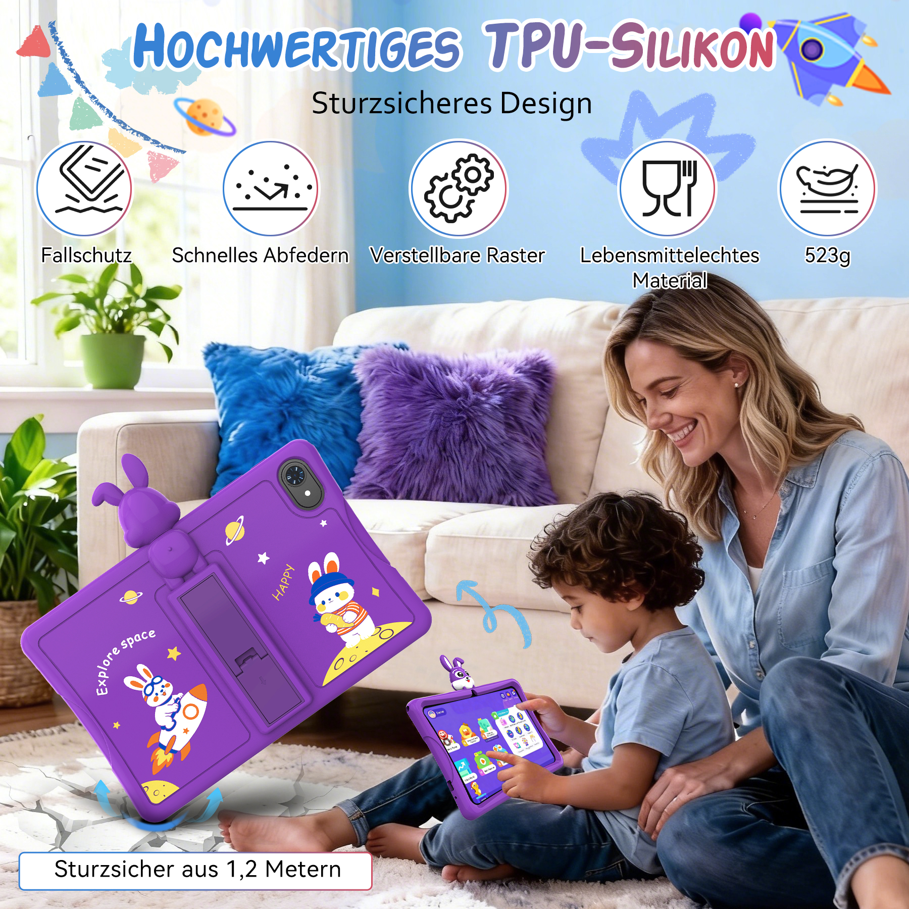 Eine Frau und ein Kind sitzen auf dem Boden neben einem Sofa und spielen mit einem lila Tablet mit Ständer.