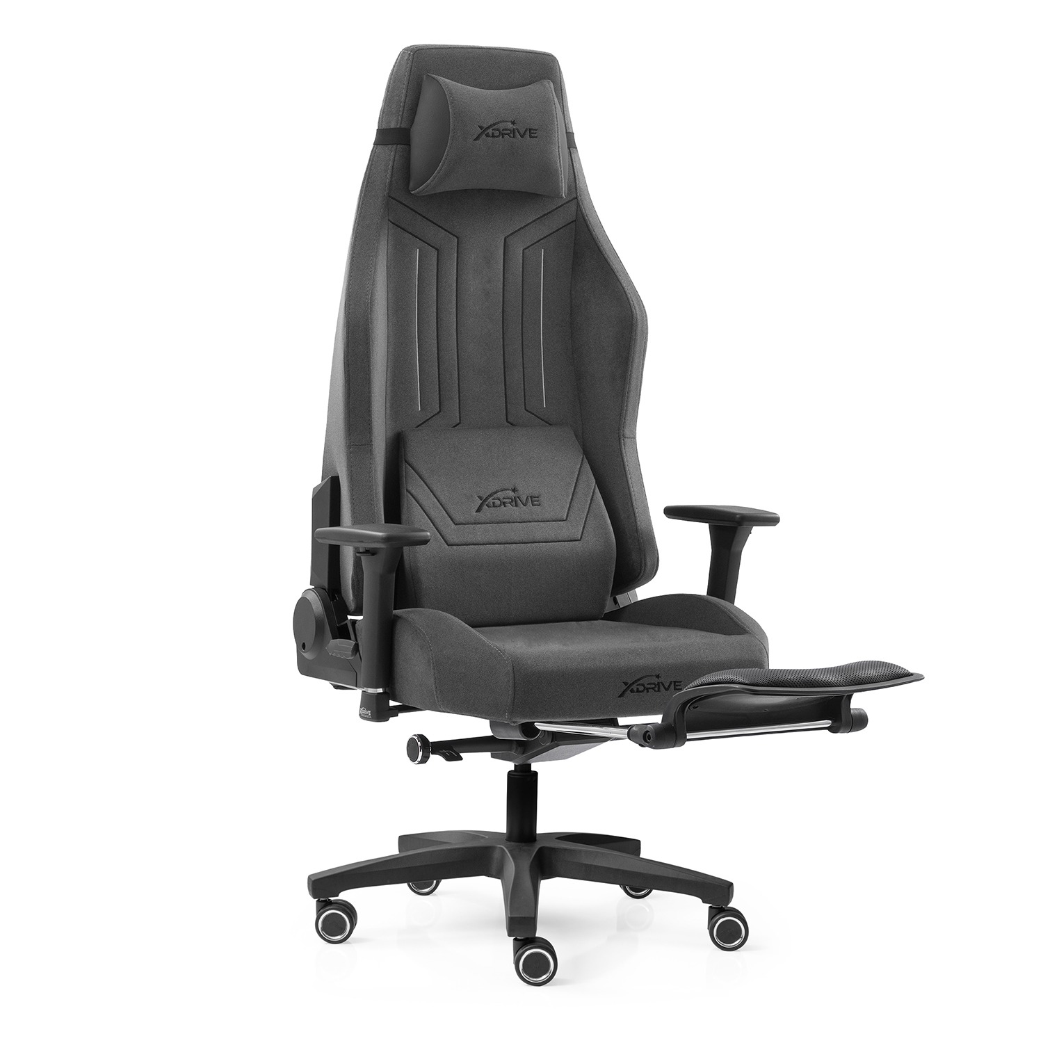 Başlıklı, bel yastıklı, ayarlanabilir kolçaklı ve tekerlekli ayak dayama yerli gri ergonomik oyuncu koltuğu.