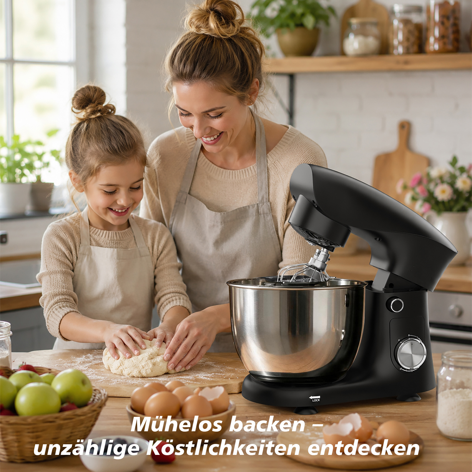 Mutter und Tochter kneten gemeinsam Teig in einer hellen Küche, daneben steht eine schwarze Küchenmaschine.