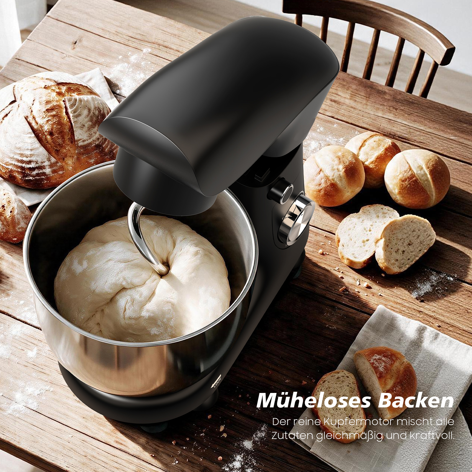 Eine schwarze Küchenmaschine knetet Teig in einer Edelstahlschüssel auf einem Holztisch mit Brot.