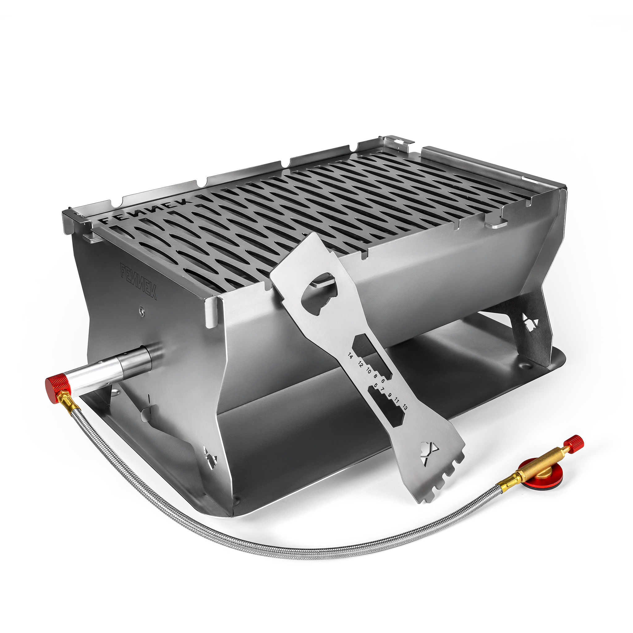 Ein tragbarer Edelstahlgrill mit integrierter Schlauchleitung und einem multifunktionalen Werkzeug auf weißem Grund.