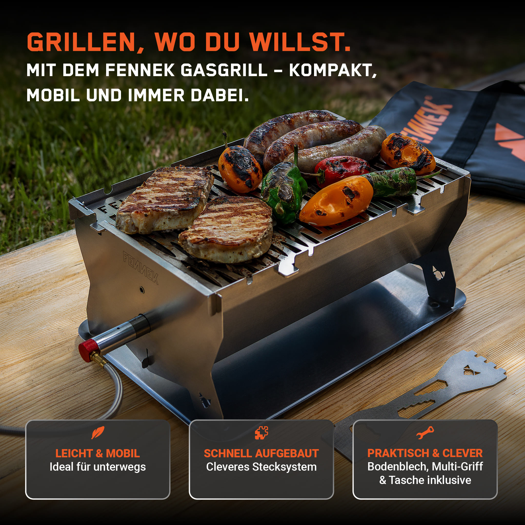 Kompakter Gasgrill auf Holztisch mit Steaks, Würstchen und Gemüse.