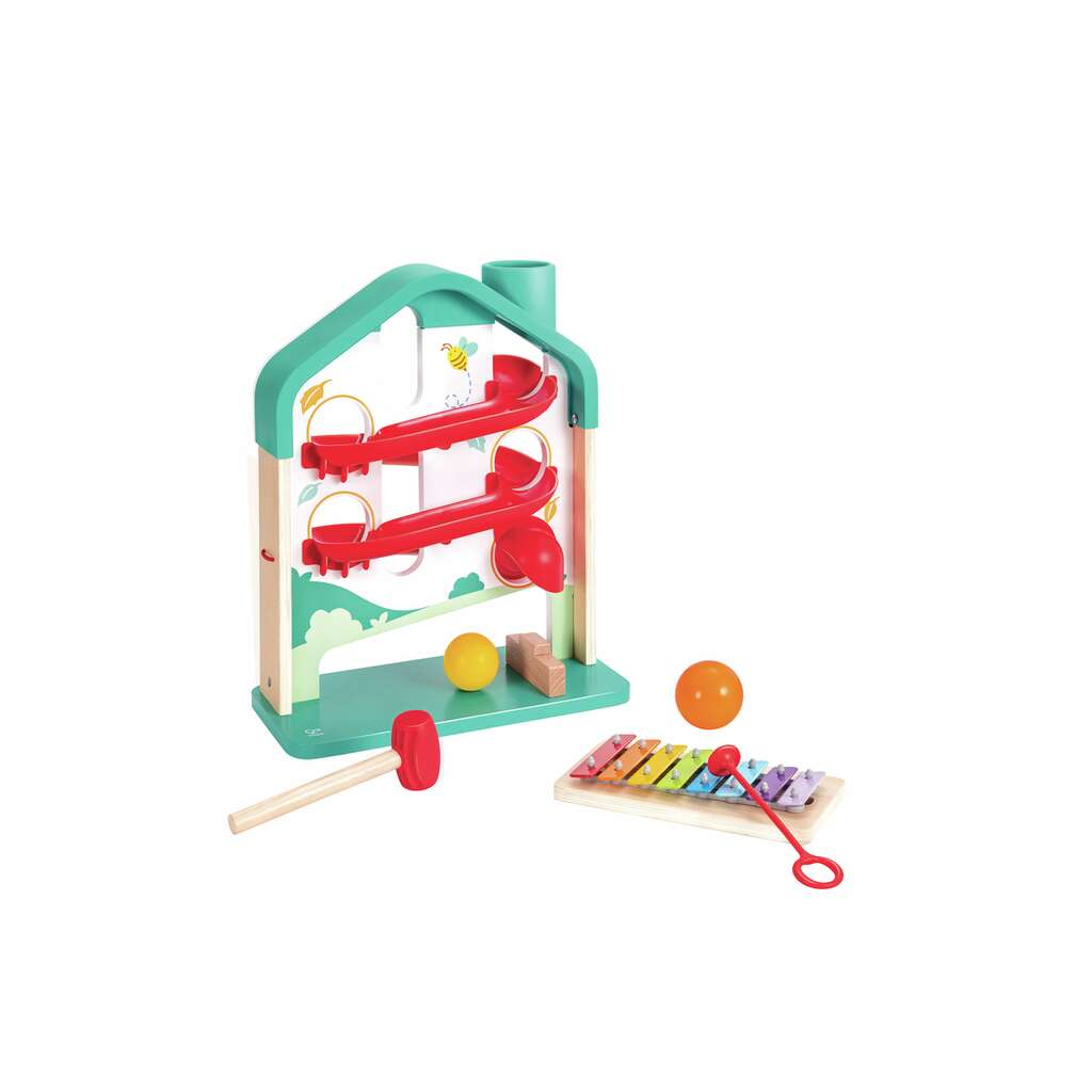 Ein hölzernes Kugelbahn- und Xylophon-Spielset mit bunten Bahnen, Hämmerchen und gelben Kugeln auf weiÃŸem Grund.