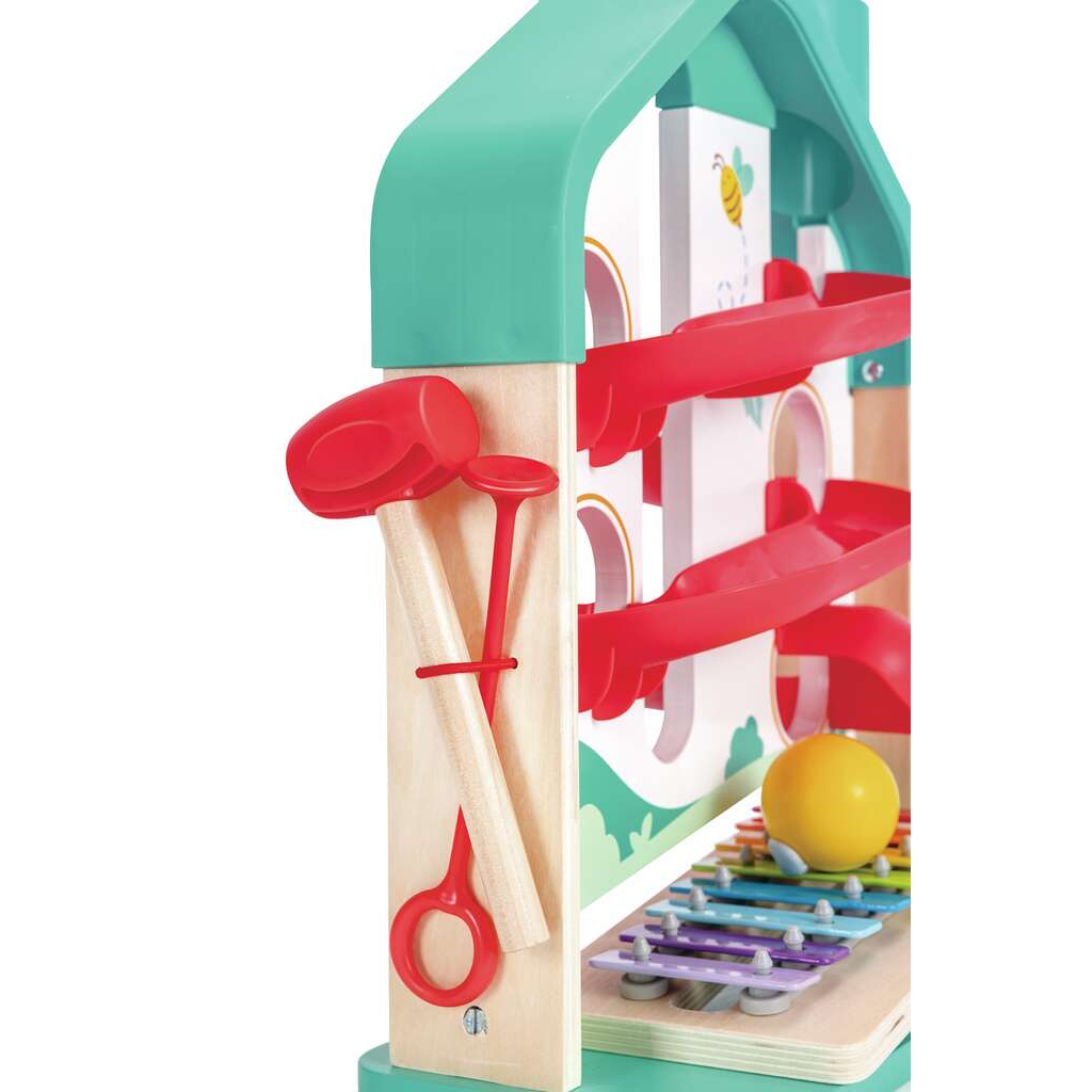 Ein Holzspielzeug mit einer roten Rampe, einer Glocke und einem bunten Xylophon unten mit einer gelben Kugel.