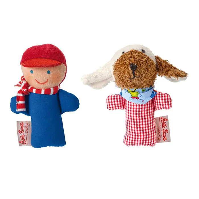 Dos muñecas de tela, una con gorra roja y vestido azul, y la otra de perro a cuadros rojos y blancos.