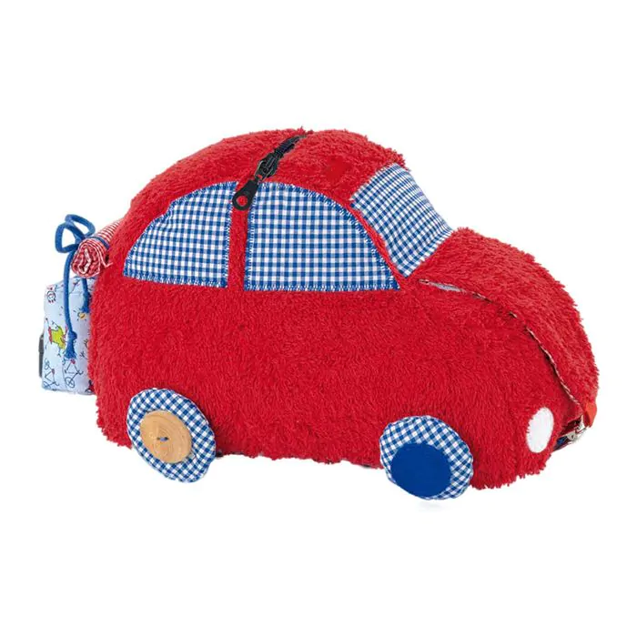 Un auto de juguete de peluche rojo con ventanas y ruedas a cuadros azules y blancos, y un paquete pequeño.