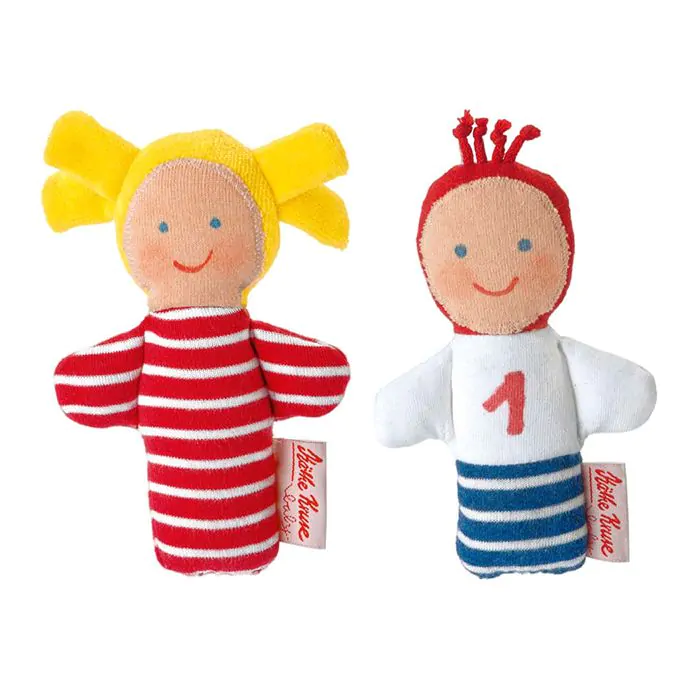 Dos muñecas de tela pequeñas, una con pelo amarillo y ropa roja y blanca, la otra con pelo rojo y ropa azul y blanca.