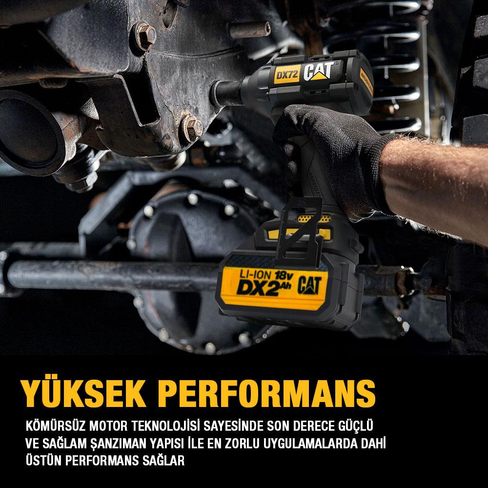 Eldivenli bir el, bir aracın altında Cat şarjlı somun sıkma makinesi kullanıyor, altta tanıtım metniyle.