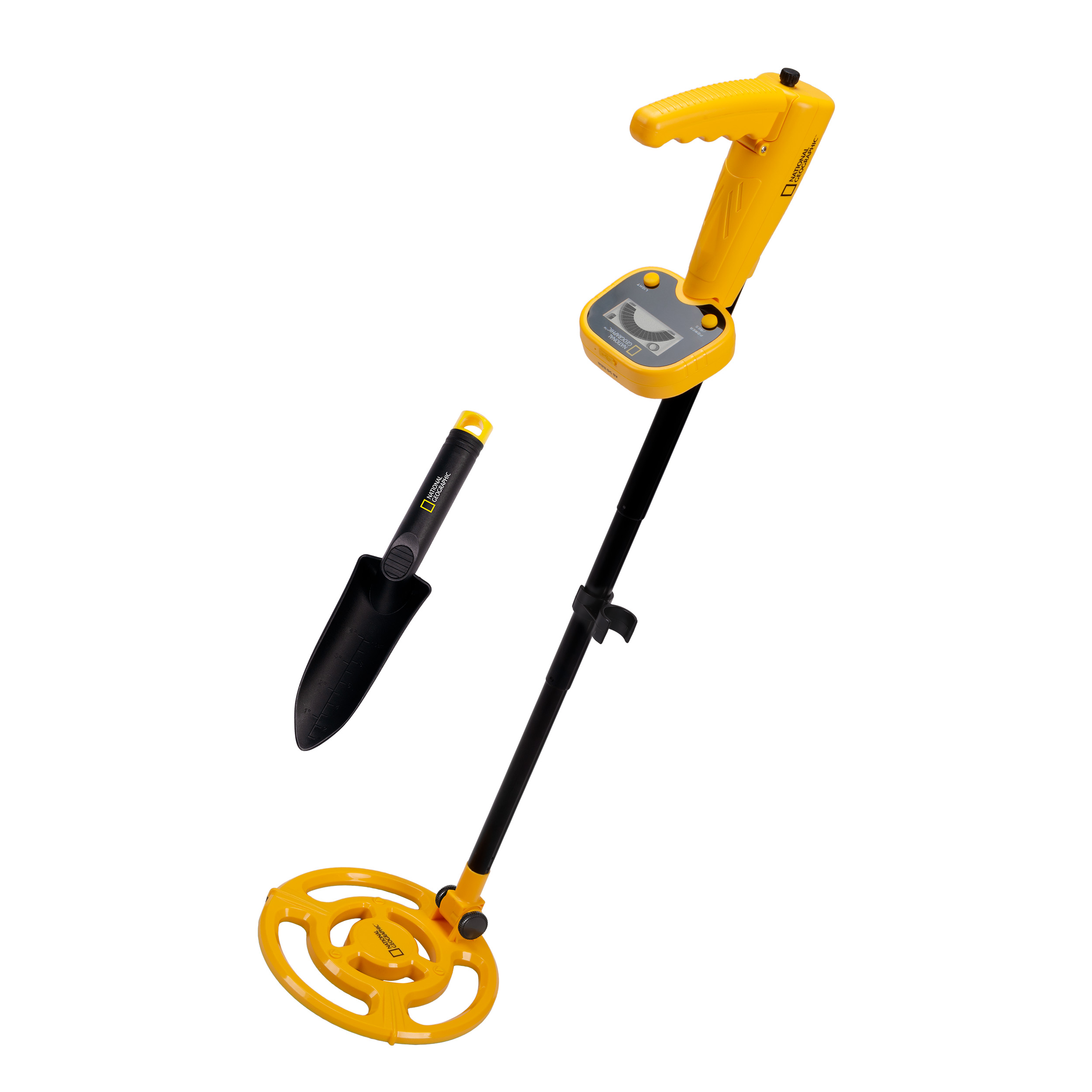 Detector de metales amarillo y negro con bobina, mango y pantalla, junto con una pequeña pala a juego sobre fondo blanco.