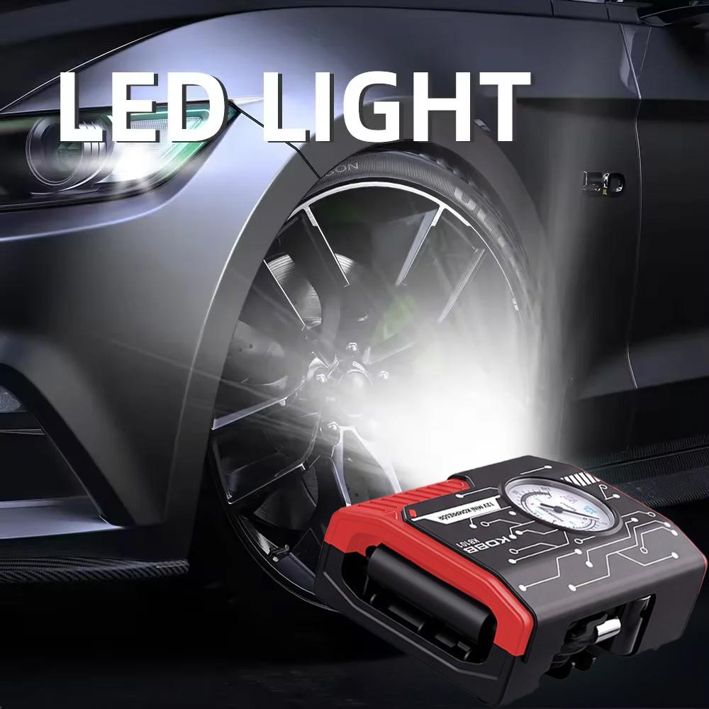 LED ışıklı kırmızı bir araç lastik pompası araba tekerleğini aydınlatıyor.