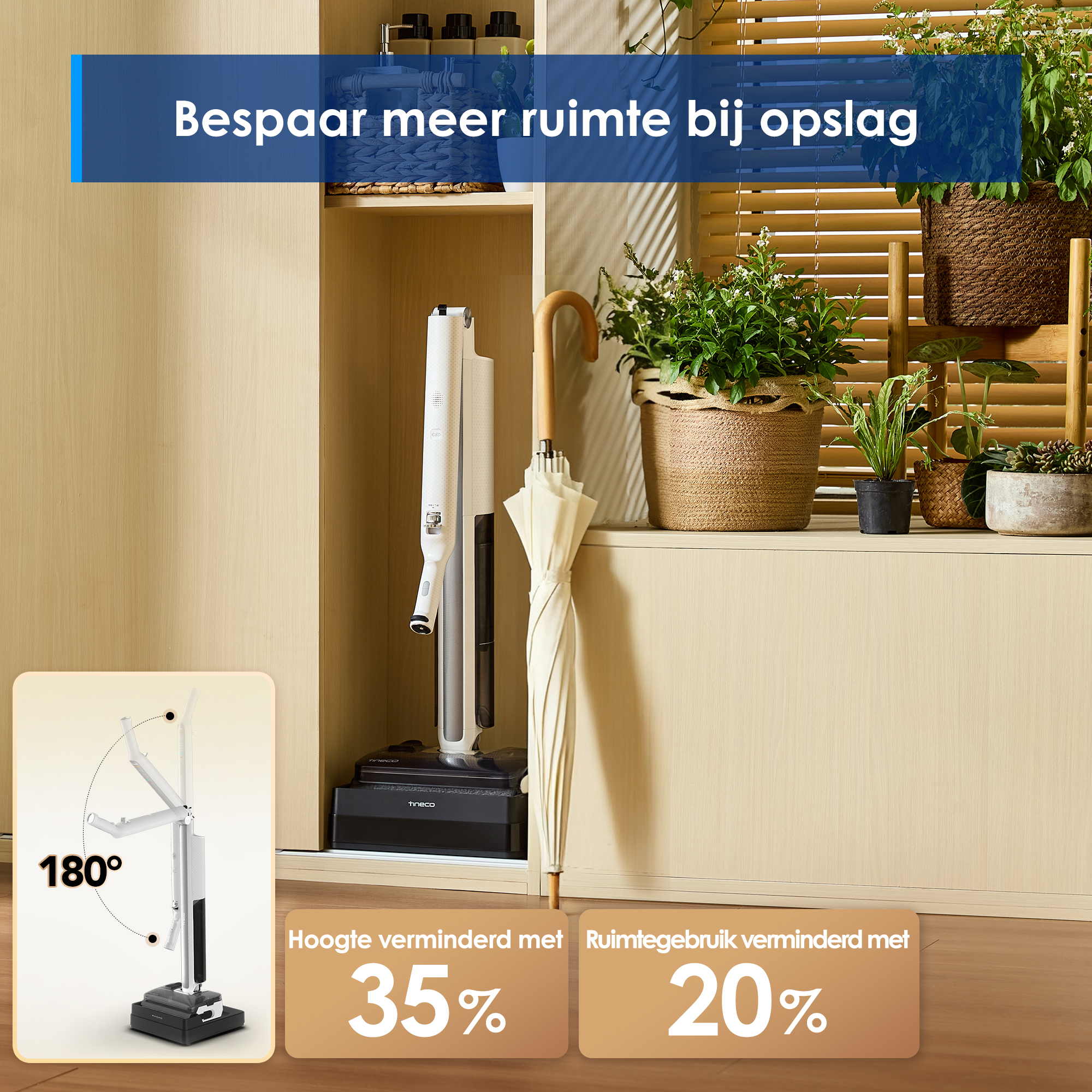 Un aspirateur blanc rangé dans un meuble en bois près d'un parapluie et de plantes.
