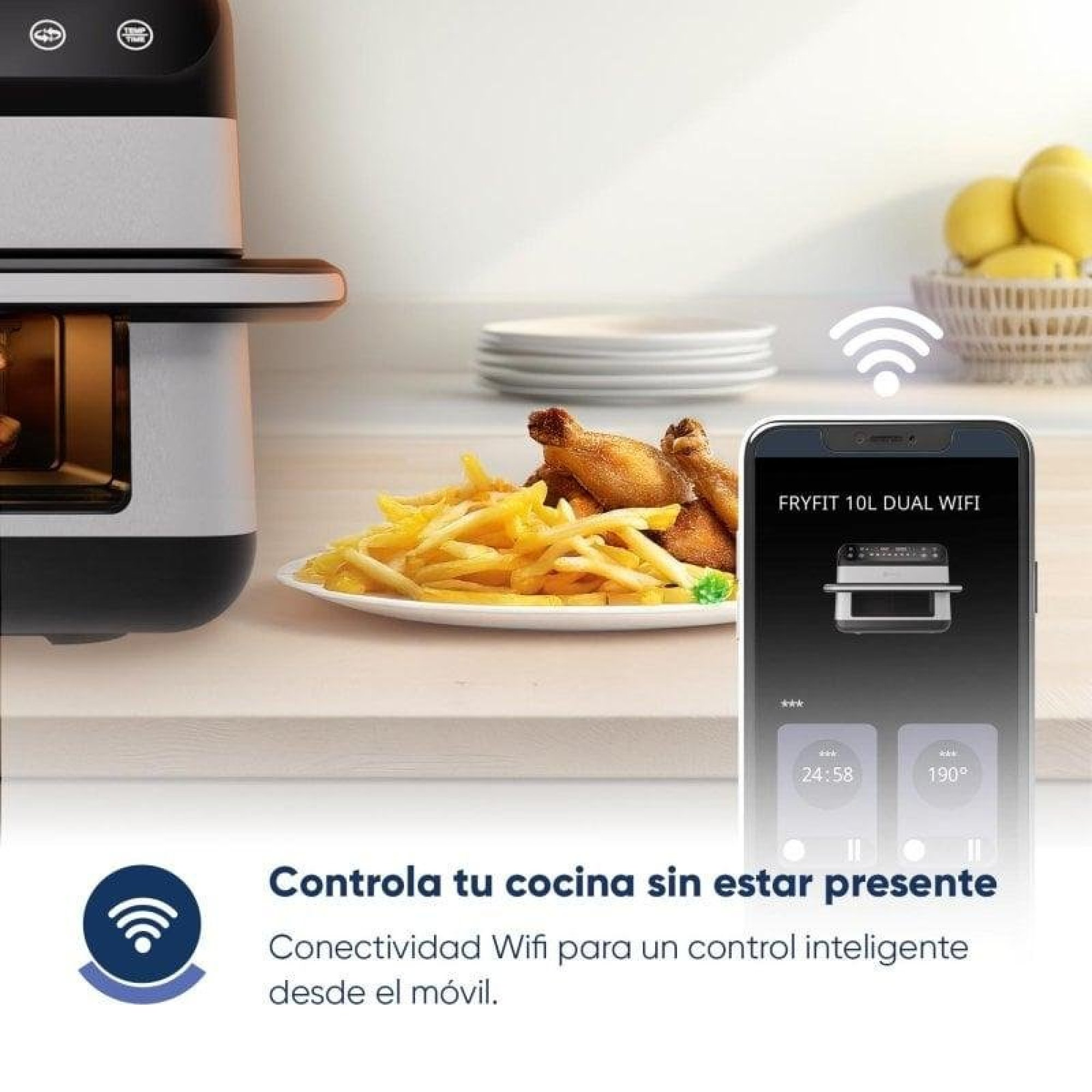 Smartphone mostra app che controlla friggitrice ad aria con patatine e pollo sullo sfondo.