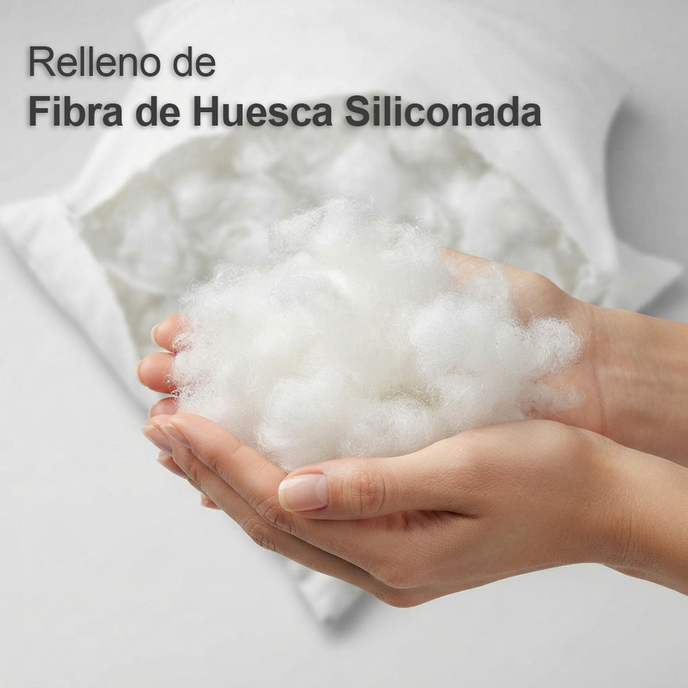 Manos sosteniendo fibra hueca siliconada blanca, con un cojín y texto al fondo.