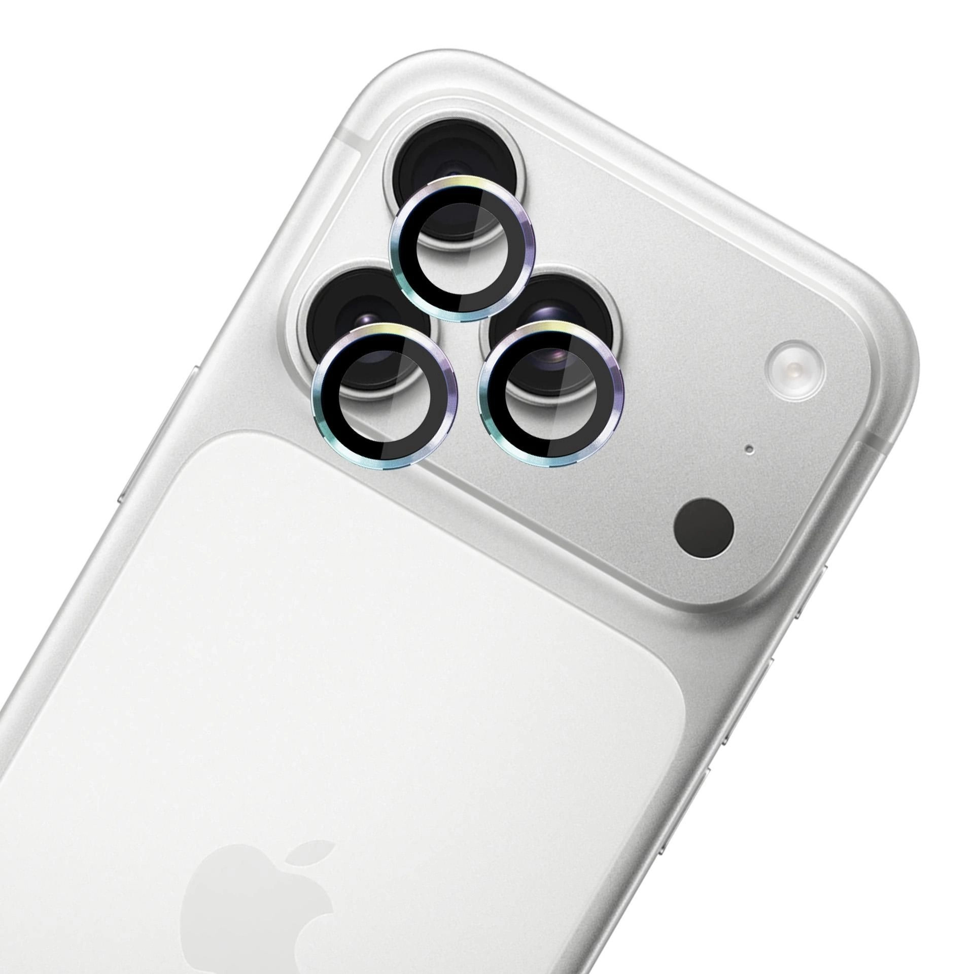 Primer plano de la parte trasera de un smartphone plateado con tres lentes y anillos iridiscentes.