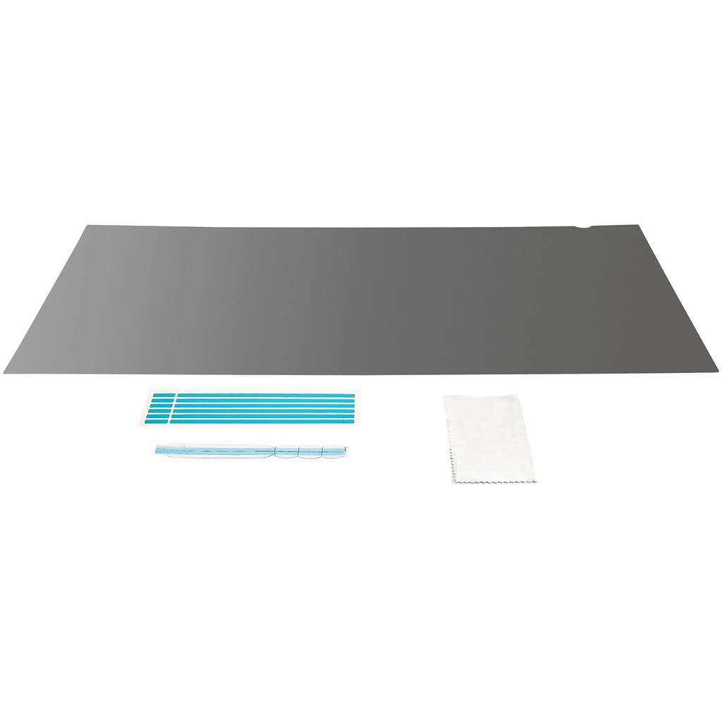 Un filtro de privacidad gris se encuentra sobre tiras adhesivas azules y un paño de limpieza blanco sobre fondo blanco.