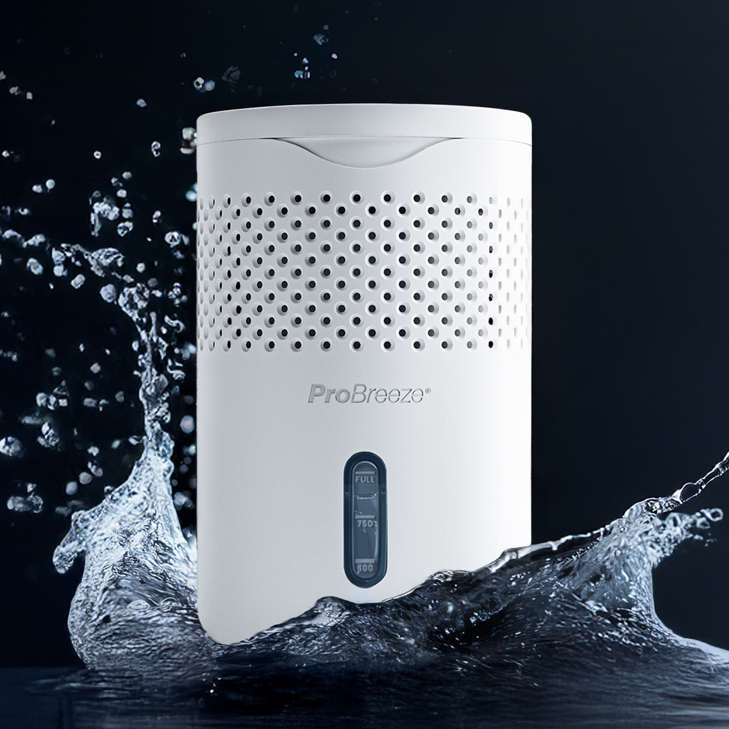 Ein weißer Pro Breeze Luftentfeuchter auf schwarzem Hintergrund mit spritzendem Wasser.