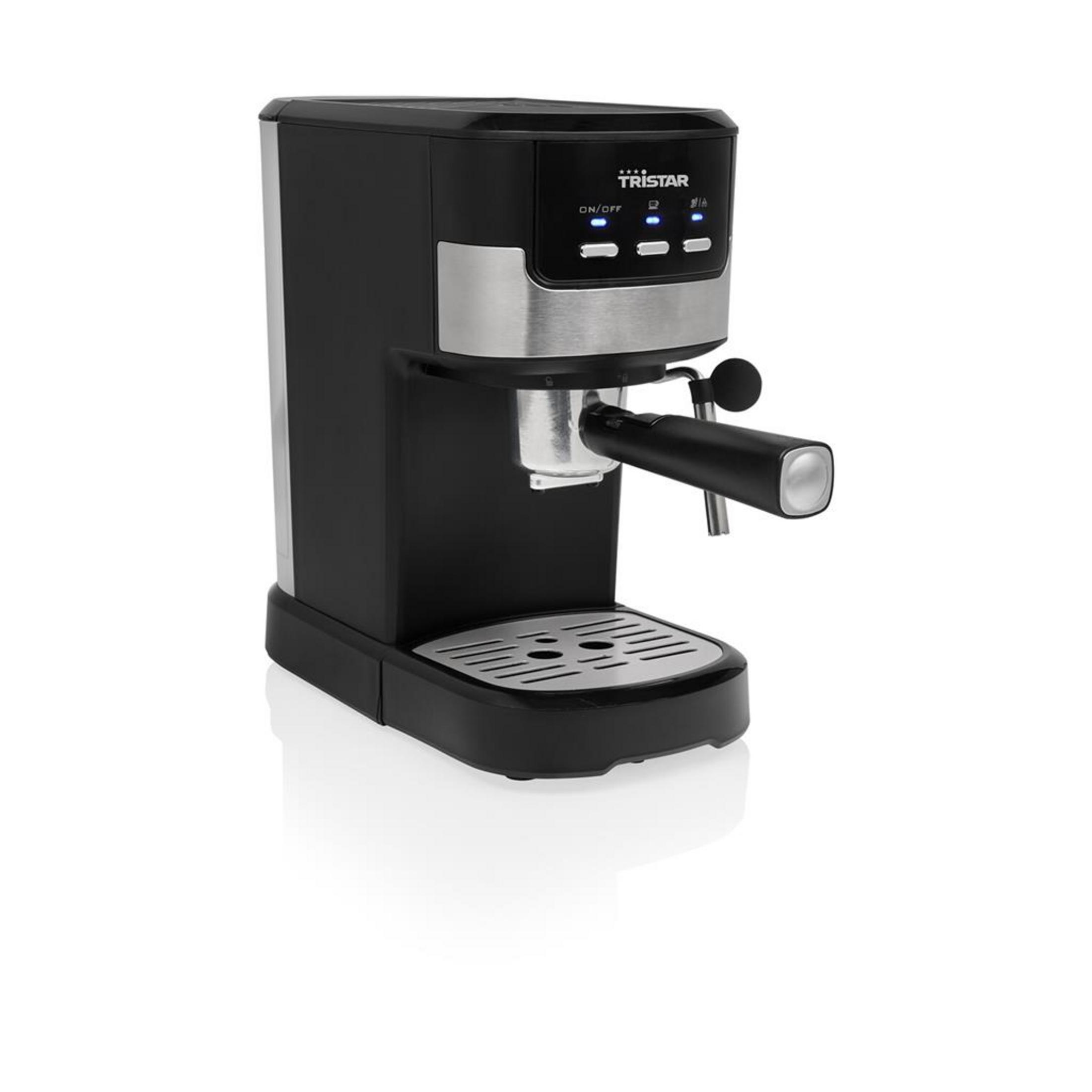 Una macchina da caffè espresso Tristar nera e argento con portafiltro e pannello di controllo su sfondo bianco.