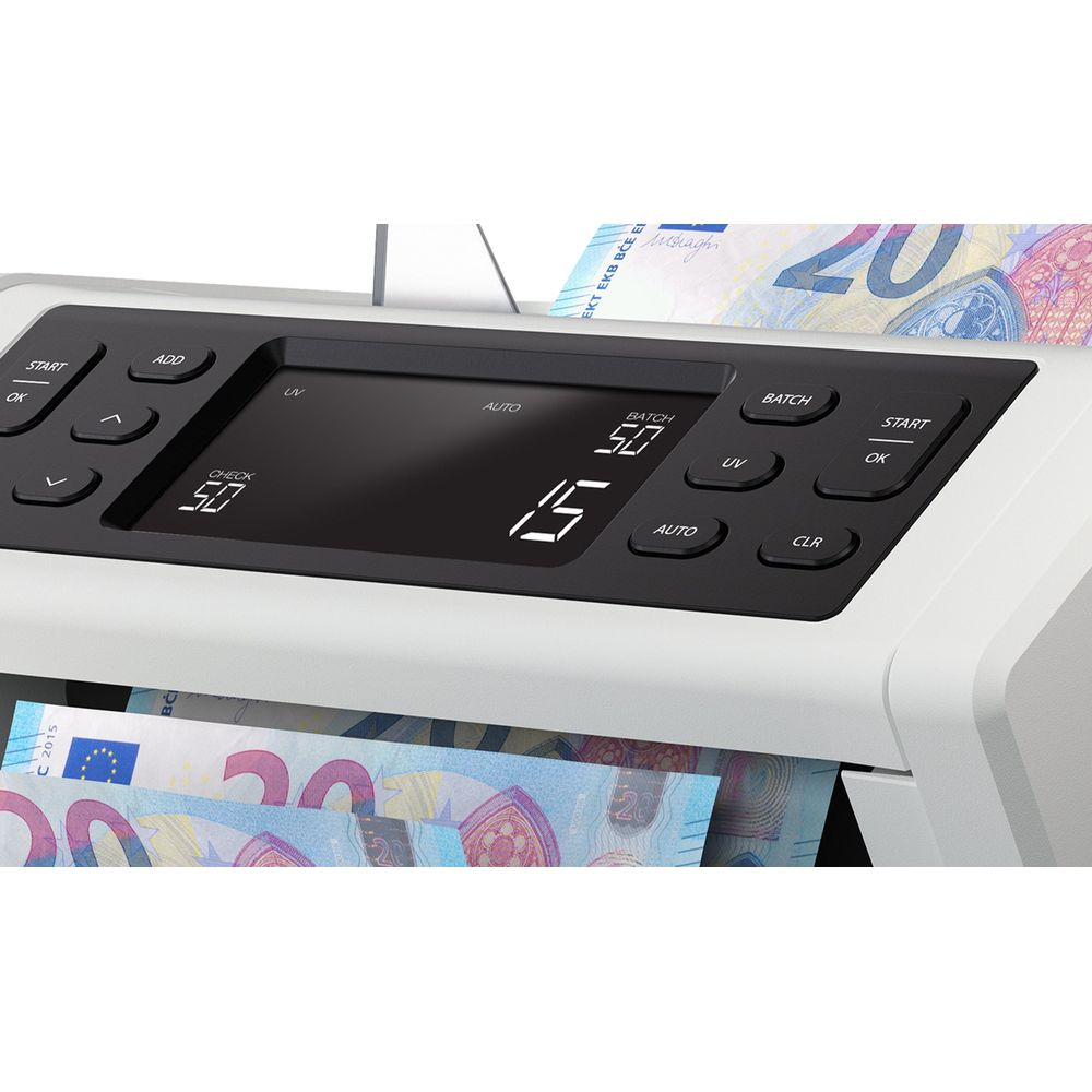 Primo piano di una contabanconote con display digitale, pulsanti e banconote da venti euro.