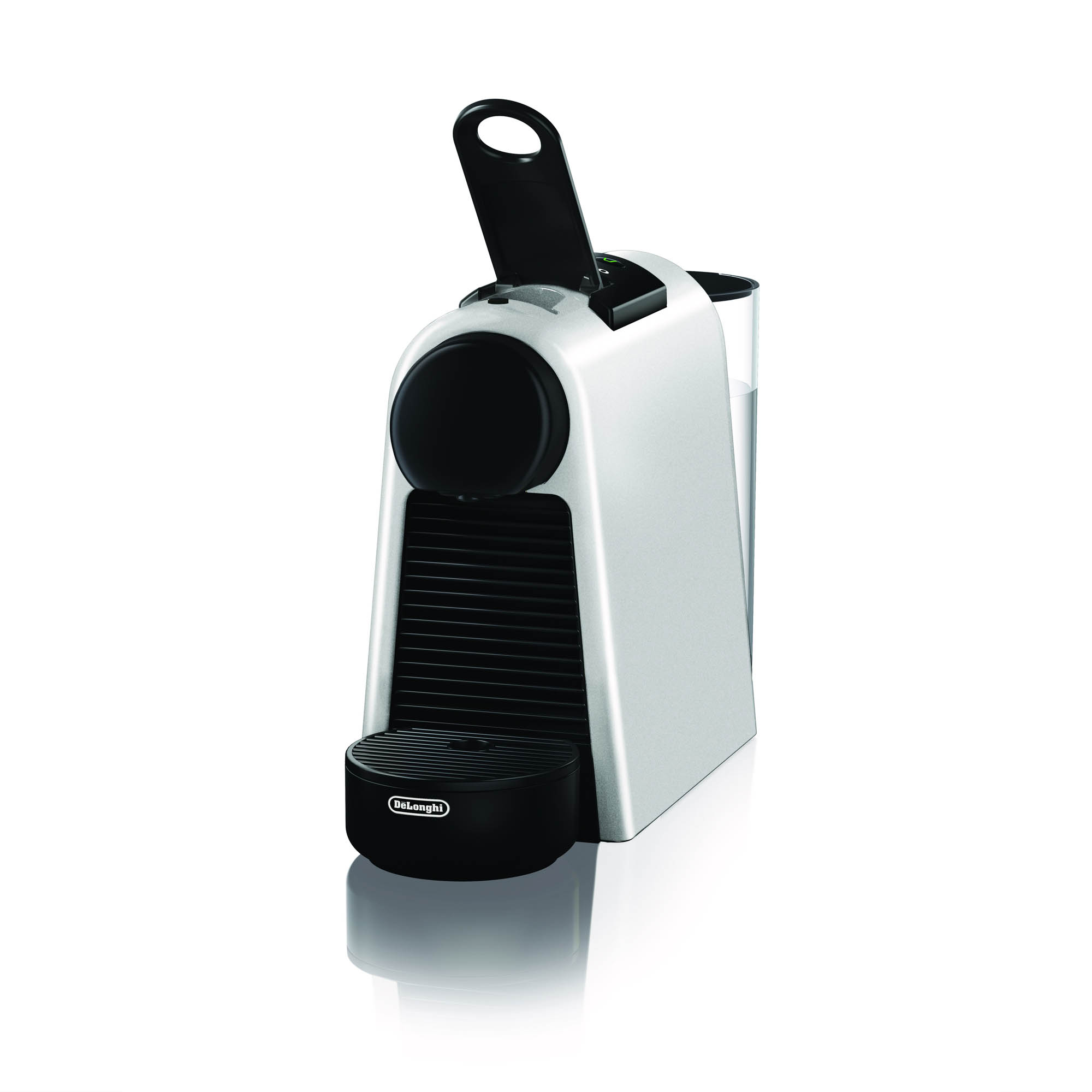 Silber-schwarze DeLonghi-Kaffeemaschine auf weißem Grund.
