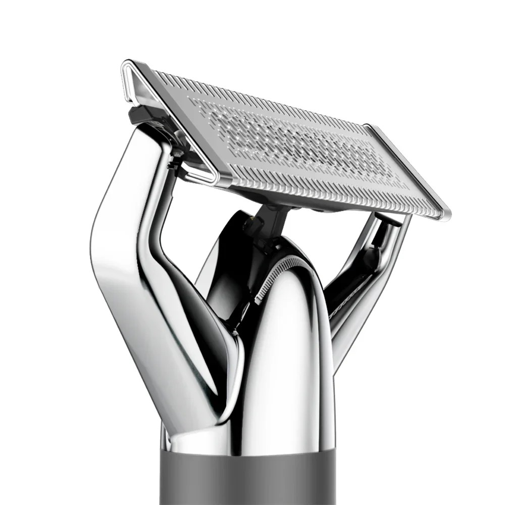 Modern ezüst és fekete elektromos borotvafej közeli képe fehér háttér előtt.