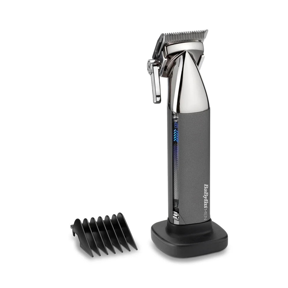 Szürke BaByliss MEN hajszárító töltőállványon fésűtartozékkal.