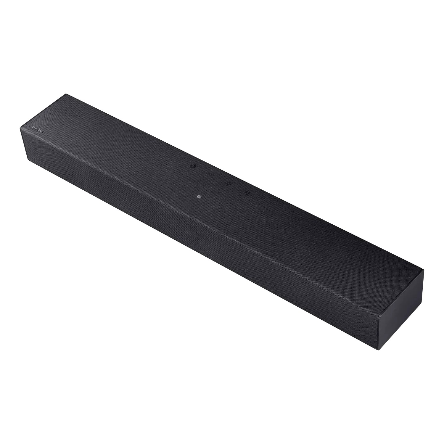 Eine schwarze Samsung Soundbar schräg auf weißem Hintergrund mit Bedienelementen oben.